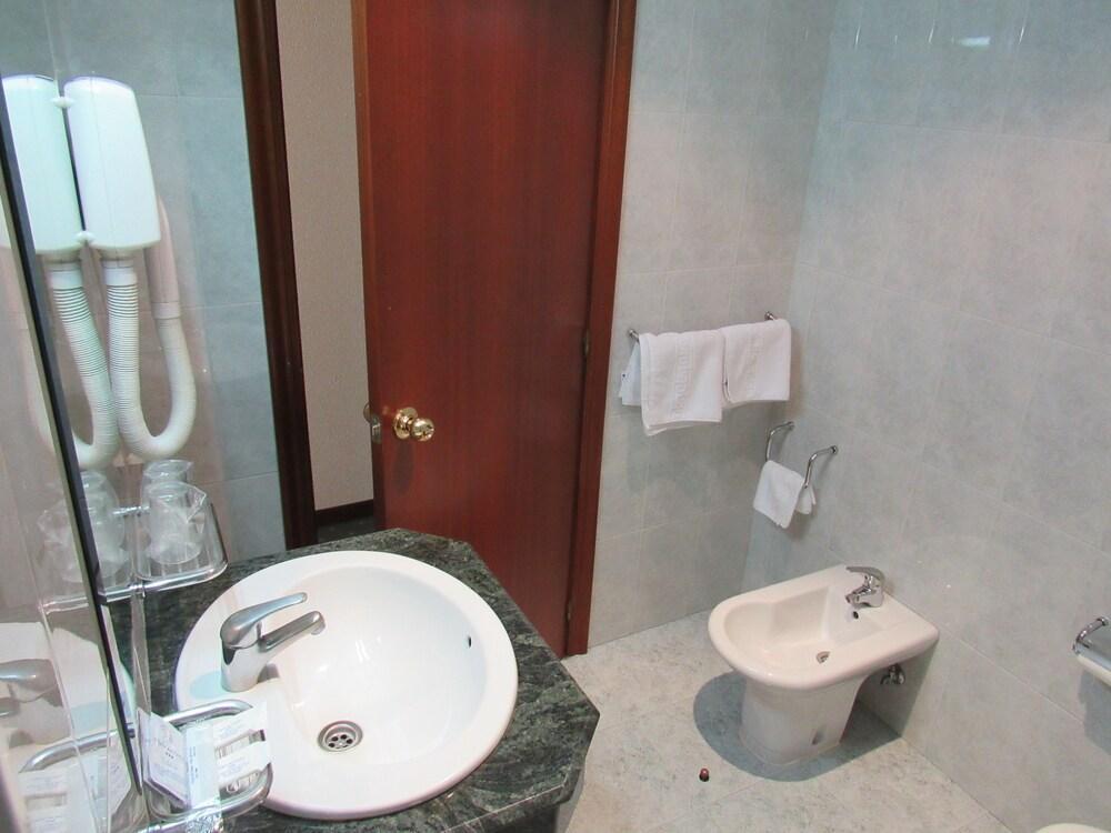 Hotel Virgen Del Camino 3*